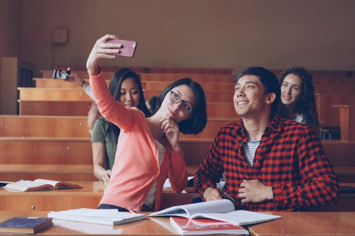 無言の恐怖を克服する効果的ないちゃつきテクニック